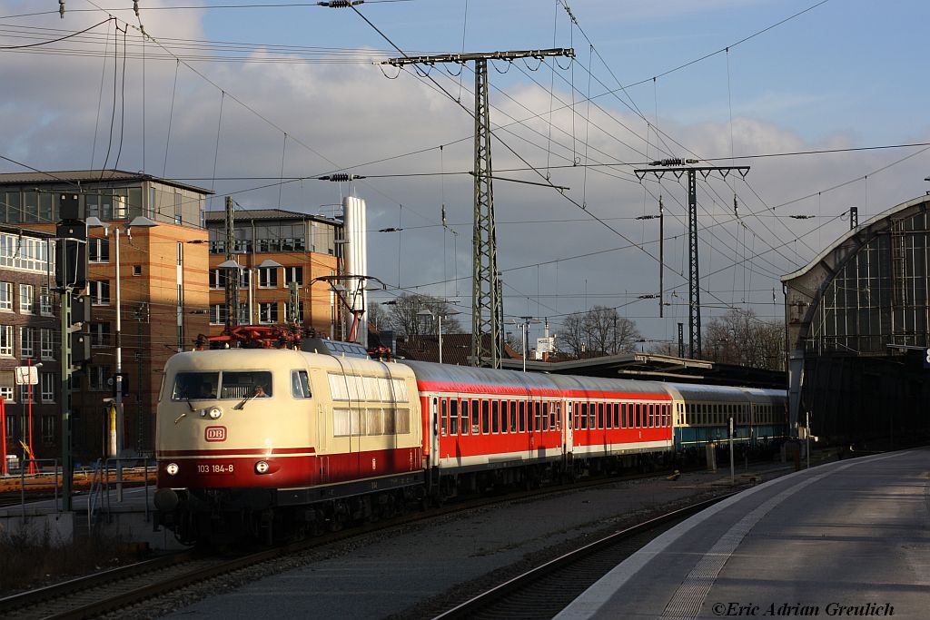 103 184 mit dem IC2410 von Kln nach Flensburg am 11.02.2011 in Bremen HBF.