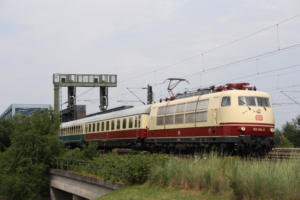 103 184 mit IC 79 von Hamburg nach Kln an den Hamburg Sderelbbrcken am 11.07.2010.