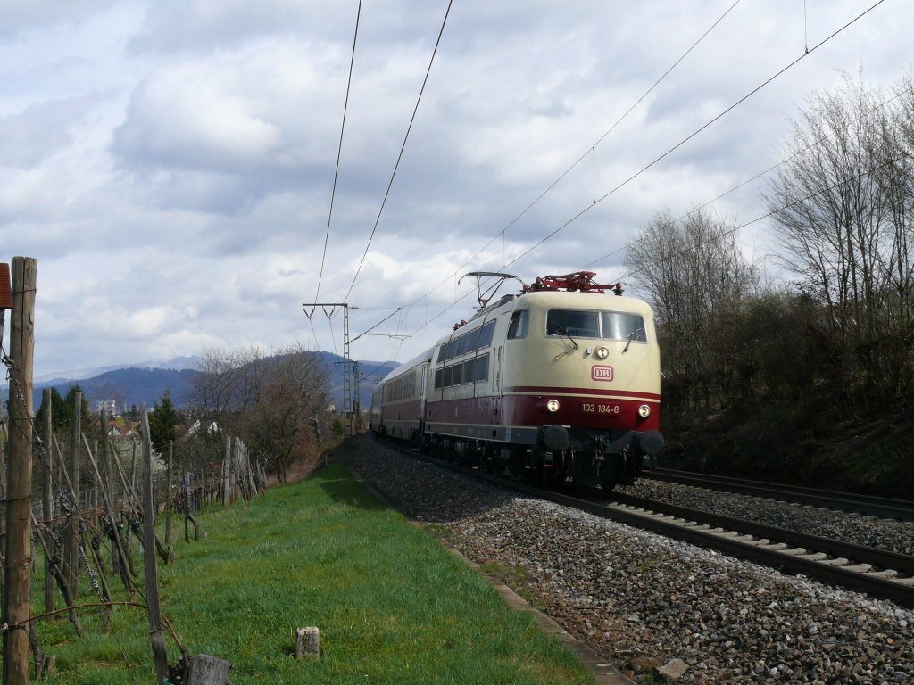 103 184 mit TEE 5460 Dortmund-Domodossola hier bei Freiburg St.Georgen.
Der Zug war pnktlich unterwegs. 1.4.10