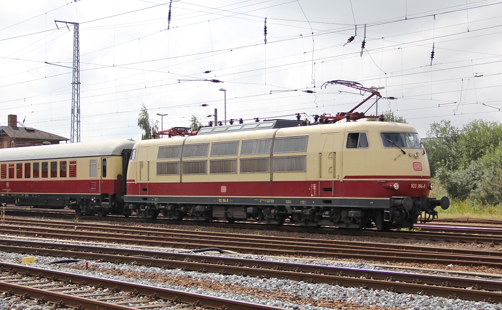 103 184 mit TEE Rheingold aus Kln erreicht gegen 12:00 Uhr als letzter Sonderzug Rostock. 
Aufgenommen am 13.08.2011 in Rostock Hbf