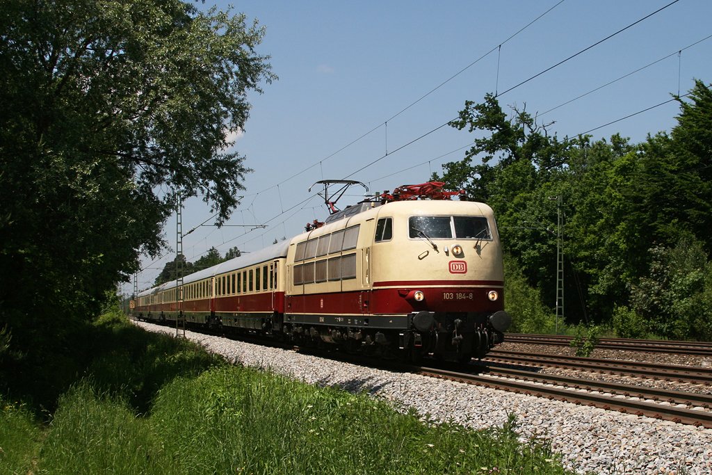 103 184 mit TEE Sonderzug nach Meran am 06.06.2010 in Haar.