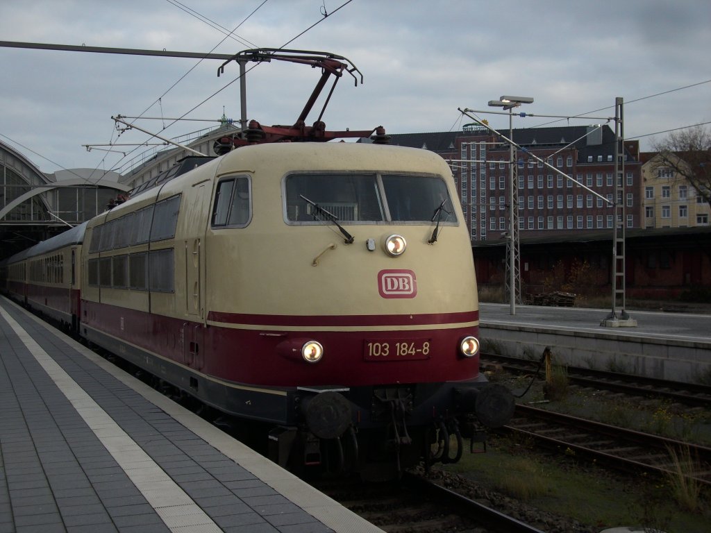 103 184 und der TEE Rheingold am 28.November 2009 in Lbeck Hbf.