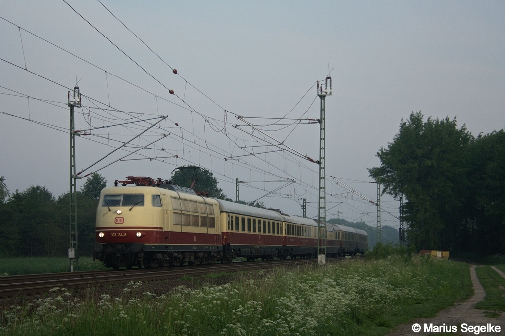 103 184 zieht am 22.05.2011 den TEE von Oldenburg (Oldb.) nach Prtschnach am Wrthersee durch Bremen Mahndorf