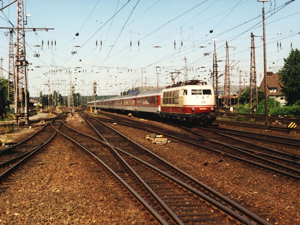103 187-1 mit IC 625 Walhalla Hamburg-Altona─Regensburg auf Osnabrck Hauptbahnhof am 9-8-1995. Bild und scan: Date Jan de Vries.