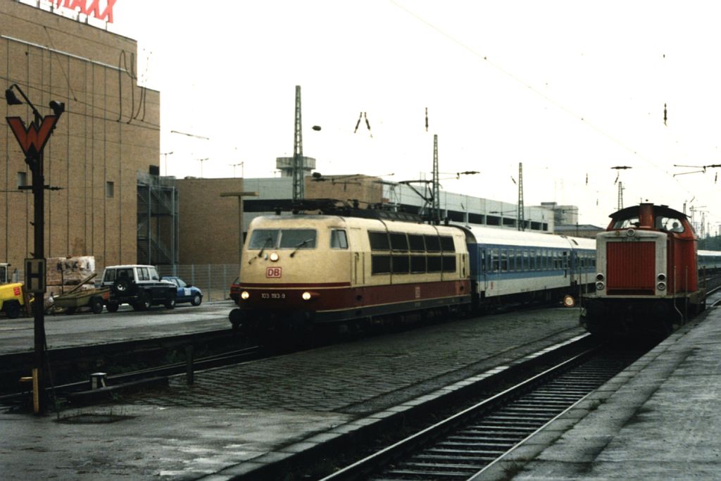 103 193-9 mit IR 2642  Brocken  Leipzig-Aachen auf Krefeld Hauptbahnhof am 26-08-1997. Bild und scan: Date Jan de Vries.