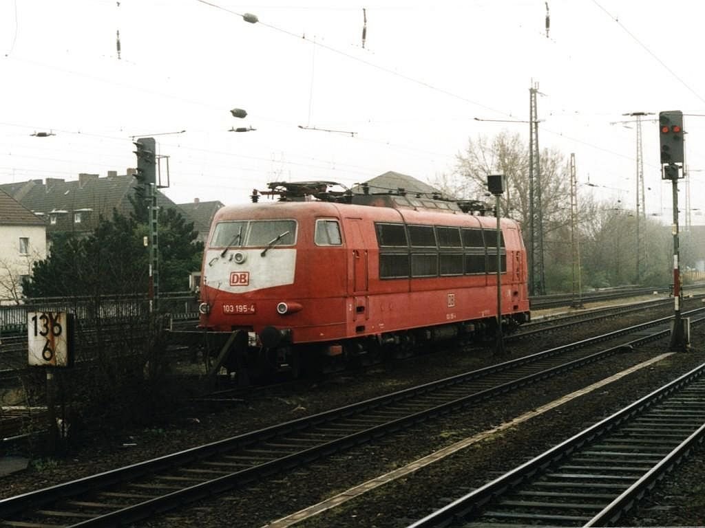 103 195-4 auf Bahnhof Hamm am 21-4-2001. Bild und scan: Date Jan de Vries.