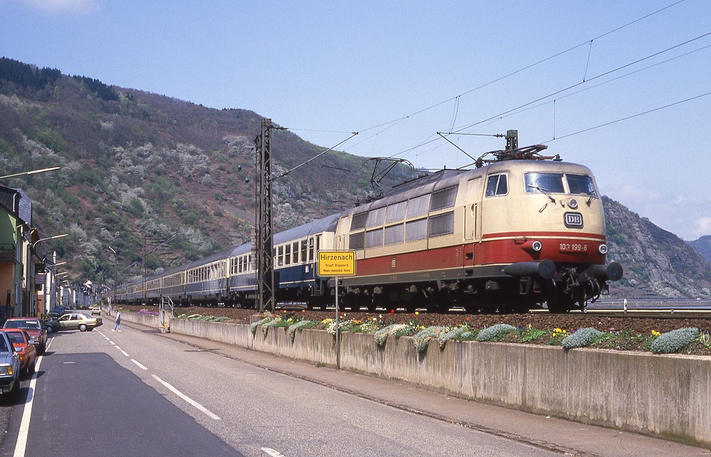 103 199 ist mit IC 103 bei Hirzenach sdwrts unterwegs, 04.05.1986.