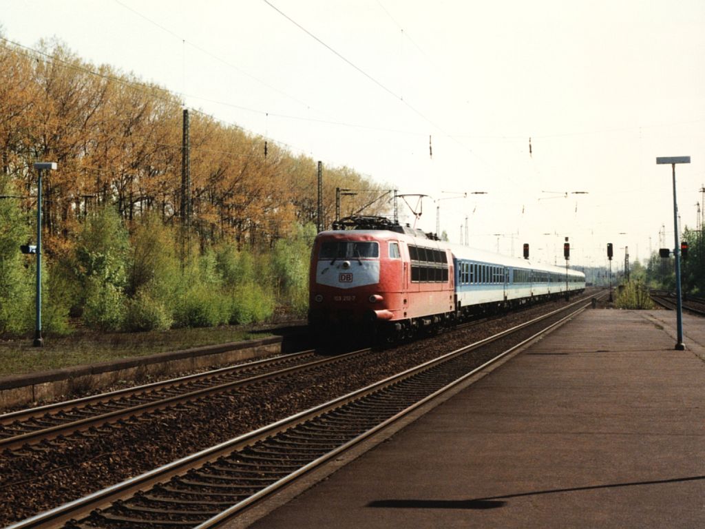 103 212-7 mit IR 2645 Aachen-Berlin Lichtenberg auf Bahnhof Viersen am 17-4-1997. Bild und scan: Date Jan de Vries.