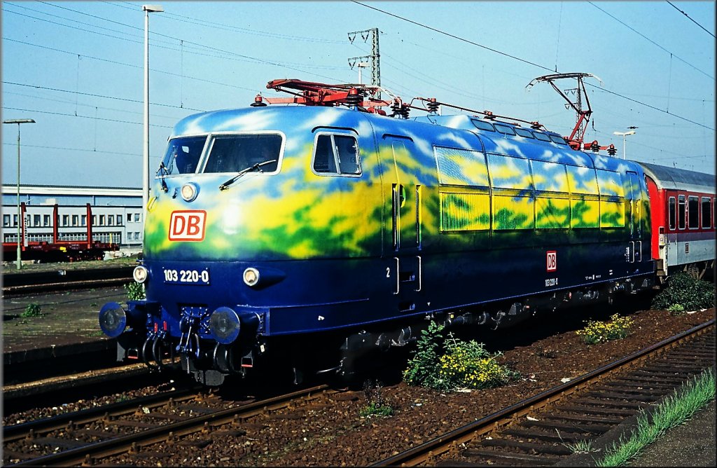103 220-0 im Jahr 1995 in Oberhausen,Dia-Bearbeitung,hoffe ich mache damit den Eisenbahnfreaks eine Freude damit.