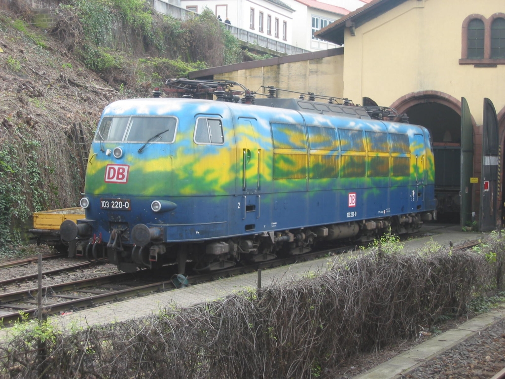 103 220-0 steht 24/4/2005 im Eisenbahnmuseum Neustadt an der Weinstrae.