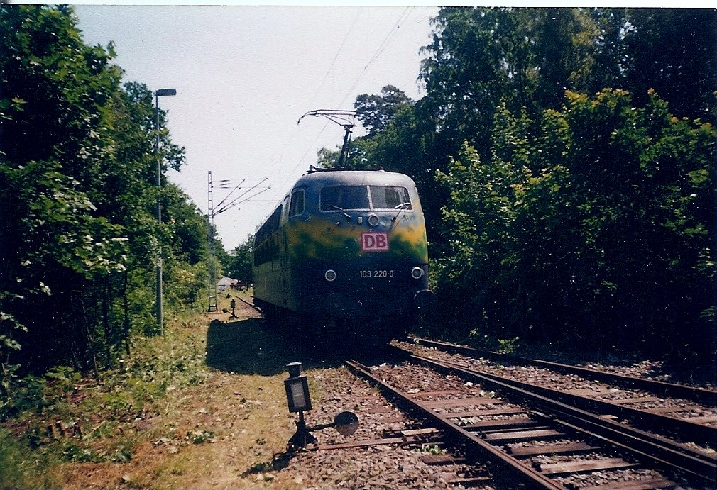103 220 hatte im Juni 1999 den Urlaubsexpress nach Binz gebracht und mu�te wieder an das andere Zugende umsetzen.
