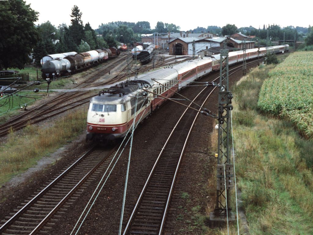 103 221-8 mit IC 522 Mnchen-Hamburg bei Lengerich am 29-8-1994. Bild und scan: Date Jan de Vries.