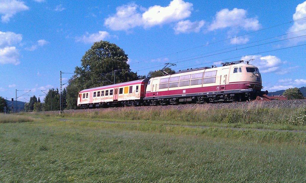 103 222 + Wittenberger Steuerwagen am 22.06.2012 in Halach bei Kronach. 