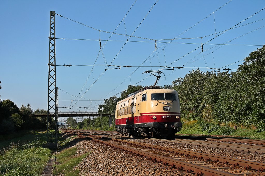 103 222-6 als 92139 am 14.08.2013 auf dem Weg von Weil am Rhein nach Mnchen Hbf. Hier ist der Lokmesszug kurz hinter dem Bahnhof Orschweier auf der KBS 703 gen Norden.