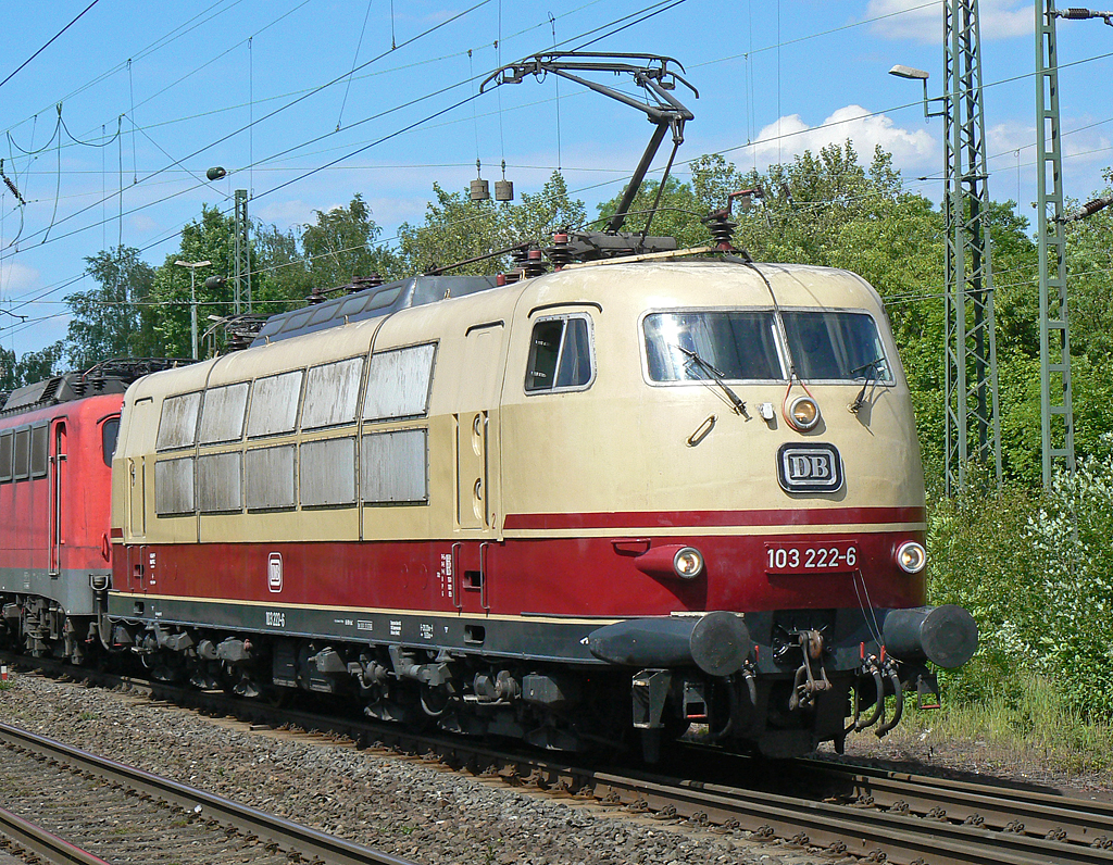 103 222-6 der DB Systemtechnik kommt aus Seelze mit 8 BR140/139 (fr Fa. Bender) in Opladen an , aufgenommen am 29.05.2010