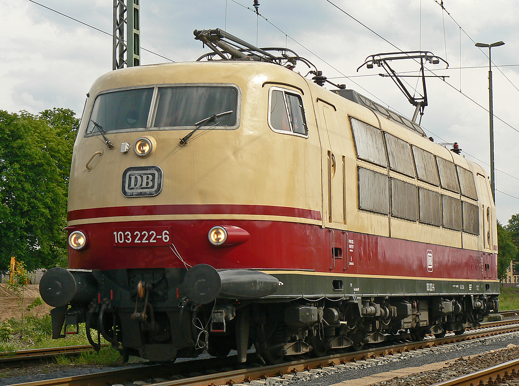 103 222-6 der DB Systemtechnikkurz vor der Abfahrt in Opladen am 29.05.2010