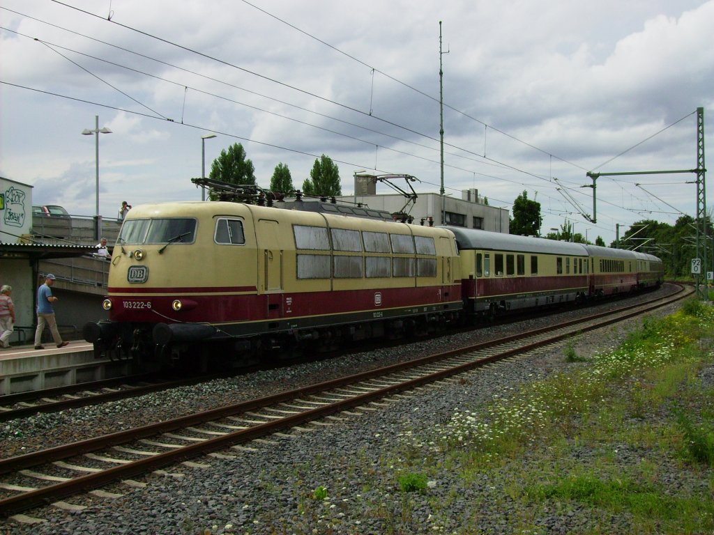 103 222-6 hat am 05.08.2012 mit TEE 72092 den hringer Hauptbahnhof erreicht.
Er wird nun zur Hauptattraktion des Bahnhofsfestes in hringen im Rahmen 150 Jahre Hohenlohebahn werden.