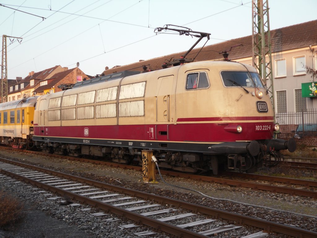 103 222-6 mit einem Gleismesszug in Hildesheim am 09.02.11 1 Minute vor abfahrt

