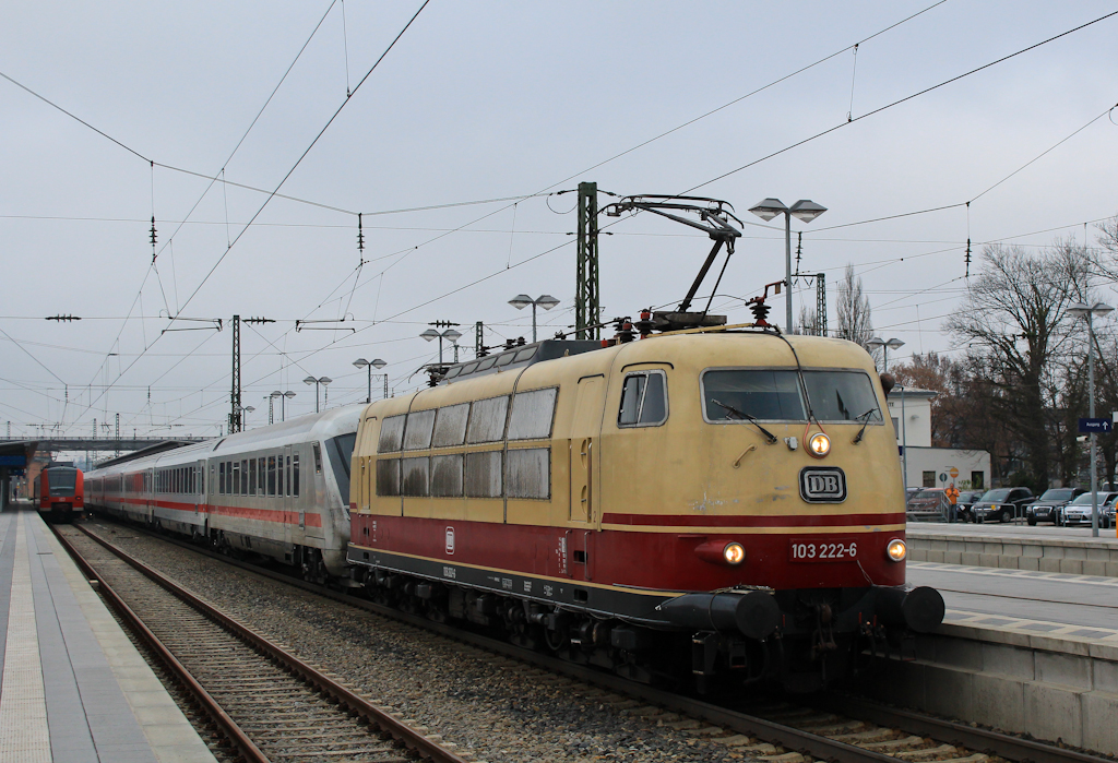103 222-6 mit einem Sonderzug nach Innsbruck. Aufgenommen am 1. Dezember in Rosenheim.