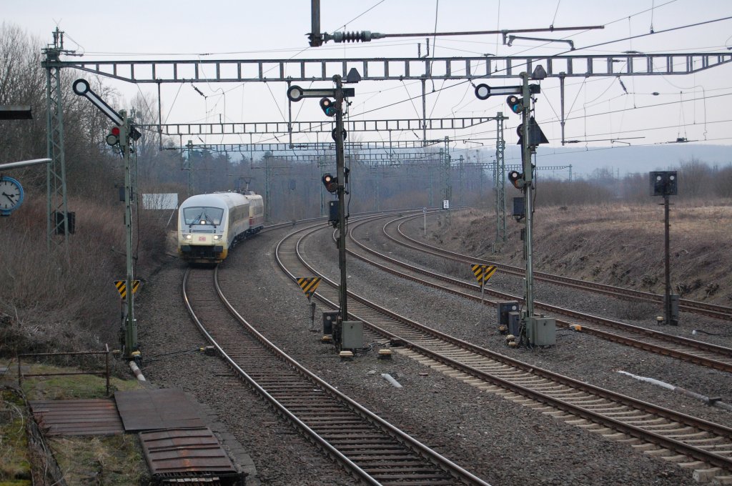 103 222-6 schiebt den RaiLab als 91544 von Hannover Hbf nach Kassel durch den Bbf Langeland an der Formsignalgruppe vorbei, 10.02.2011.