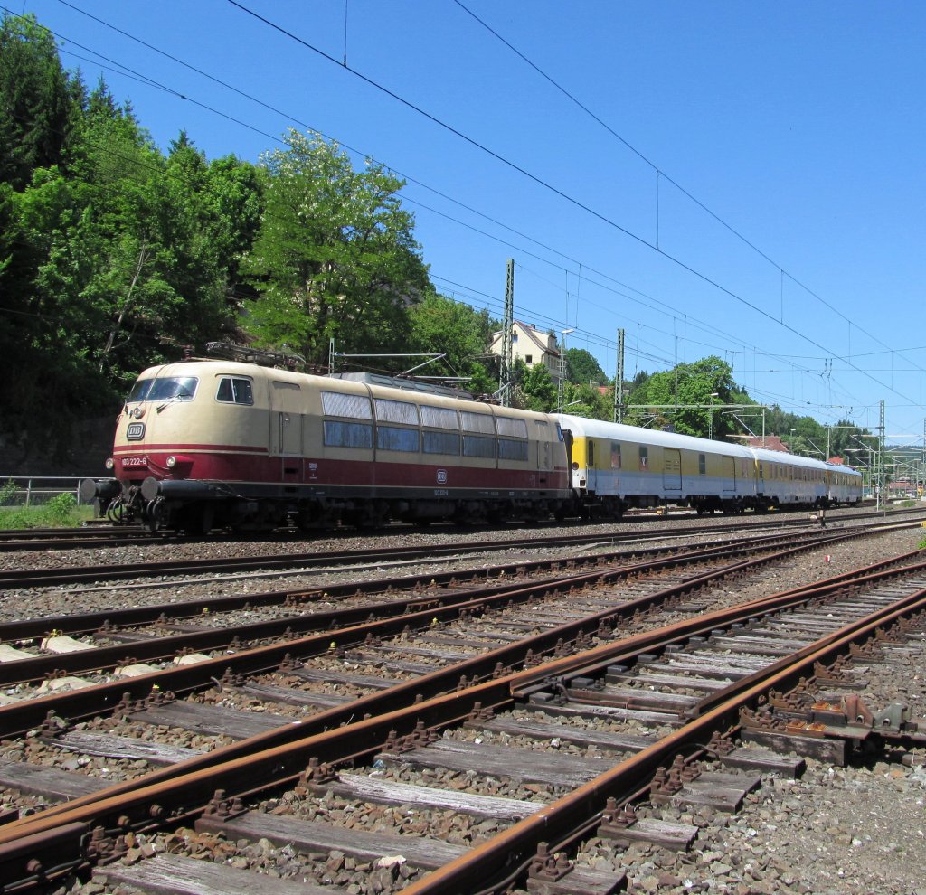 103 222-6 verlsst am 25. Mai 2012 mit einem Messzug den Kronacher Bahnhof in Richtung Lichtenfels.