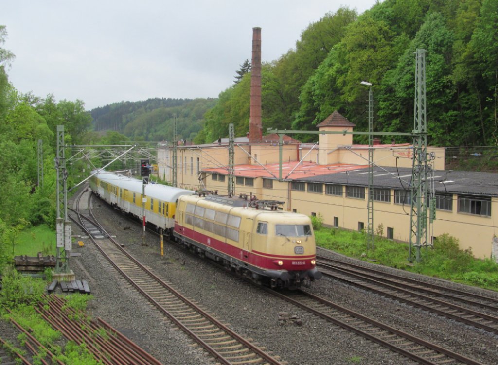 103 222-6 zieht am 13. Mai 2013 einen Messzug durch Kronach in Richtung Saalfeld.