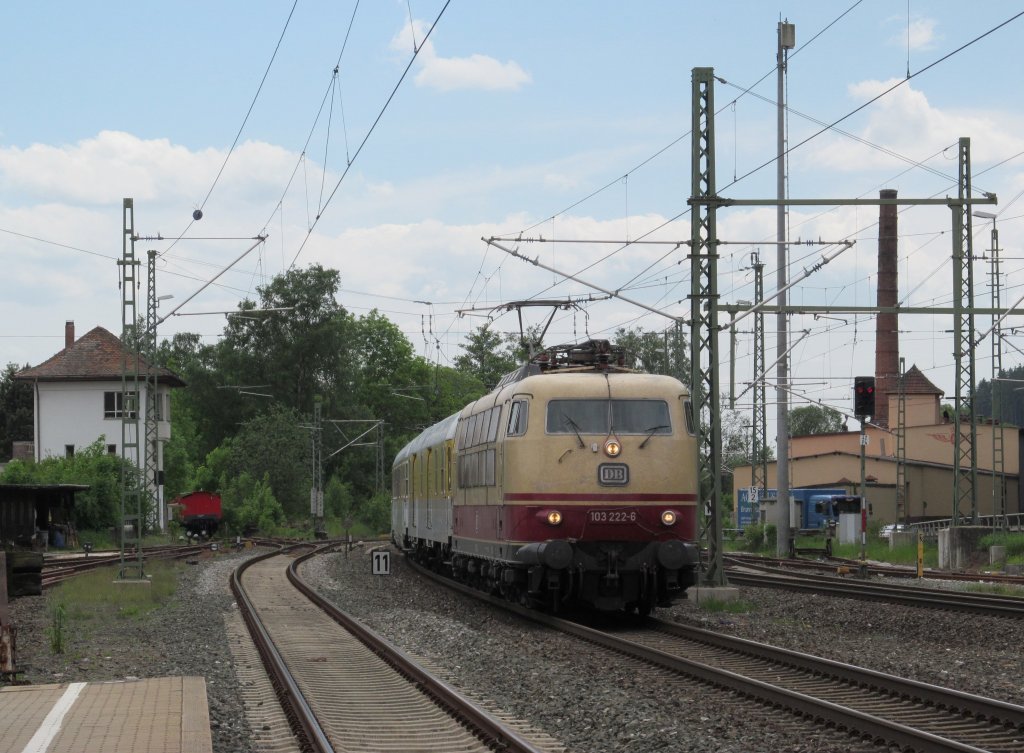 103 222-6 zieht am 21. Mai 2012 einen Messzug durch Kronach in Richtung Saalfeld.