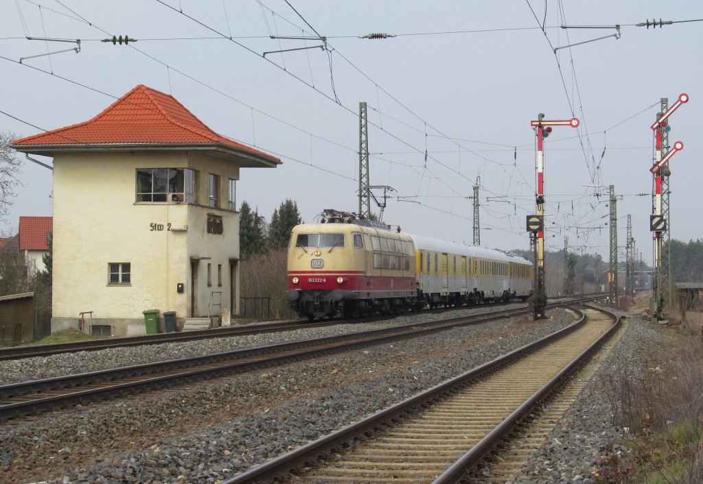 103 222-6 zieht am 28. Mrz 2013 einen Messzug durch Hirschaid in Richtung Nrnberg.