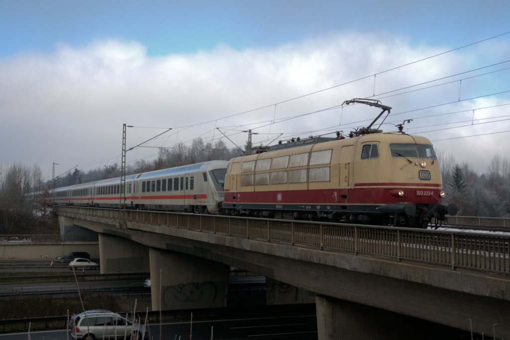 103 222 am 01.12.12 mit dem BahnmitarbeitervorweihnachtsonderIC nach Innsbruck bei Haar/Mnchen