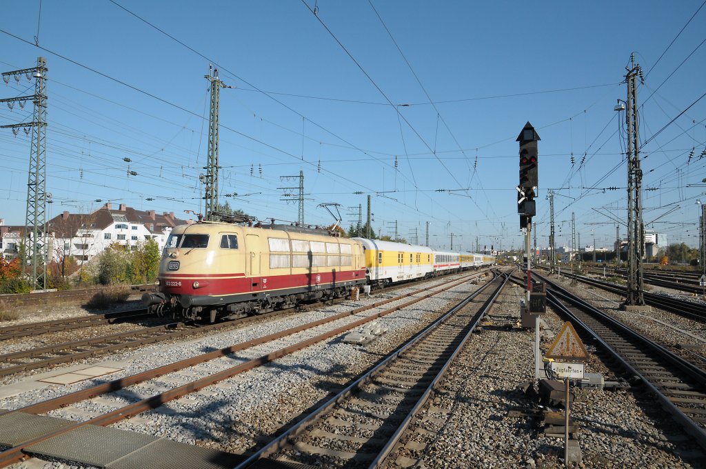 103 222 am 10.10.10 mit einem Messzug von Mnchen-Freimann nach Rastatt in Pasing