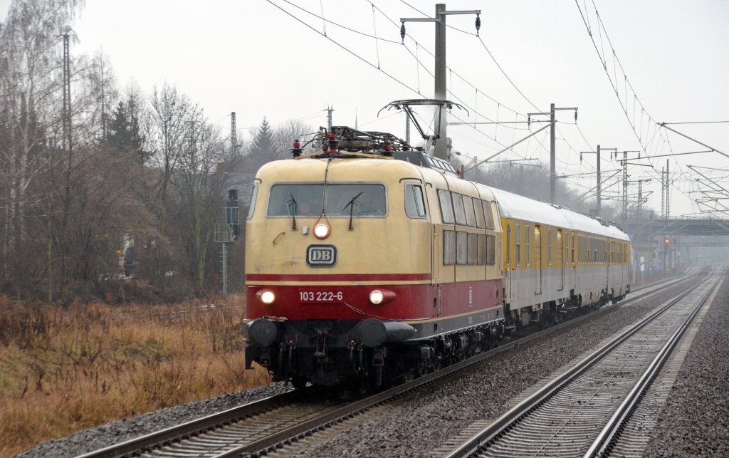 103 222 bespannte am 18.12.12 einen Schallmesszug von Leipzig nach Dresden. Hier durchf�hrt der Messzug Leipzig-Paunsdorf.