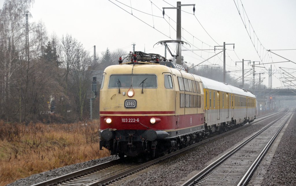 103 222 bespannte am 18.12.12 einen Schallmesszug von Leipzig nach Dresden. Hier durchfhrt der Messzug Leipzig-Paunsdorf.