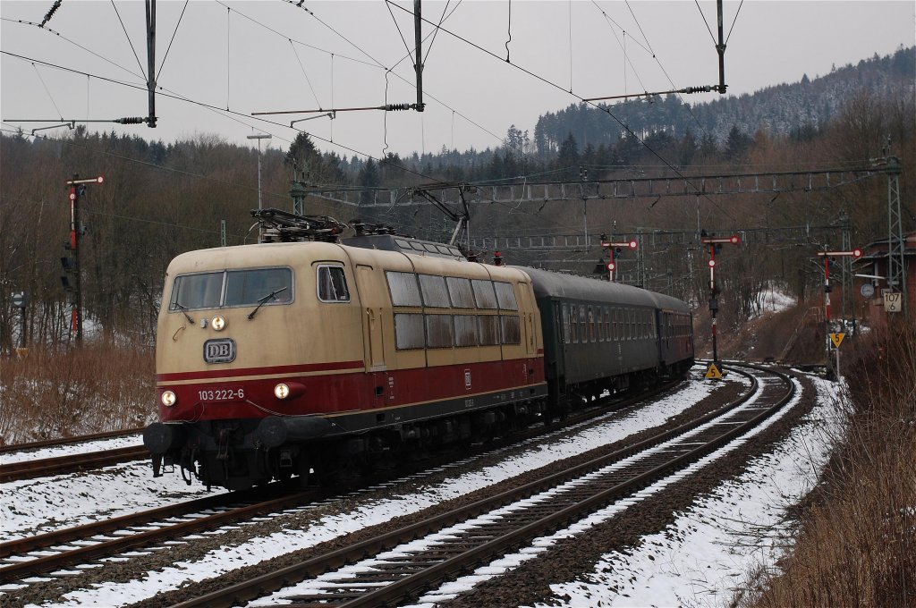 103 222 mit DLr/DPE 75924 von Kassel Hbf nach Vienenburg hier einfahrend in Langeland. Dort wird fr den weiteren Streckenverlauf nach Vienenburg ohne Strom auf eine Diesellok umgespannt, 09.02.2013.