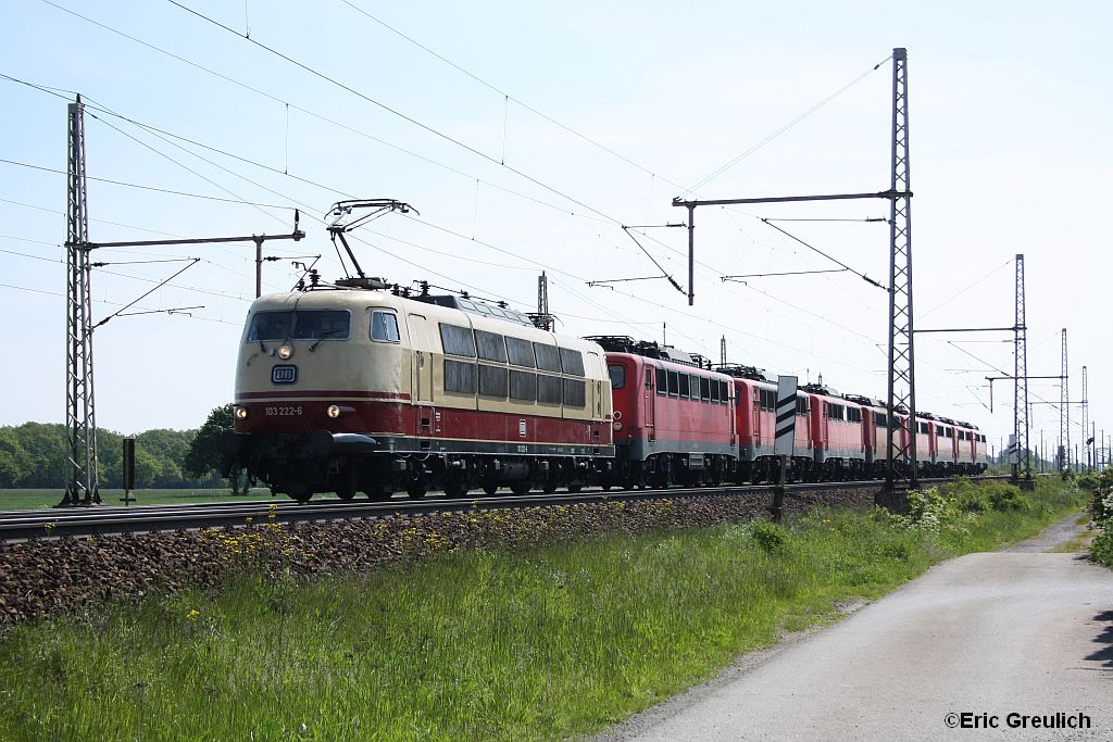 103 222 mit einem 140er-Schrottzug am 29.5.10 in Dedensen.