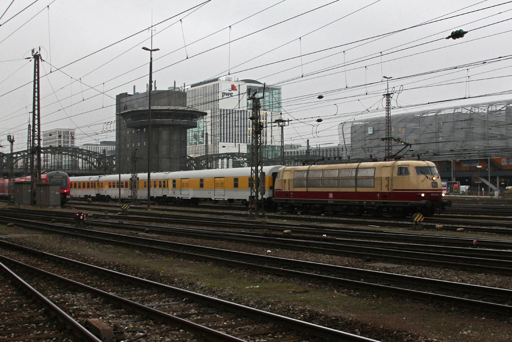 103 222 mit einem Messzug am 11.11.11 in M�nchen Hbf.