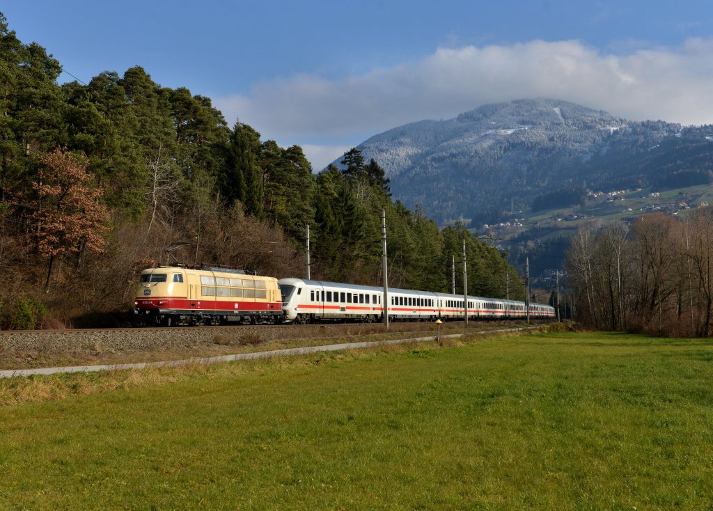 103 222 mit einem Sonderzug nach Innsbruck am 01.12.2012 bei Terfens.