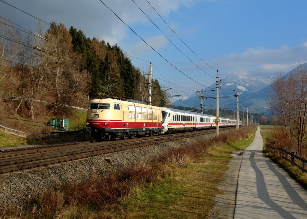 103 222 mit Sonderzug 13393 von M�nchen Hbf nach Innsbruck Hbf am 01.12.2012 unterwegs bei Terfens.
