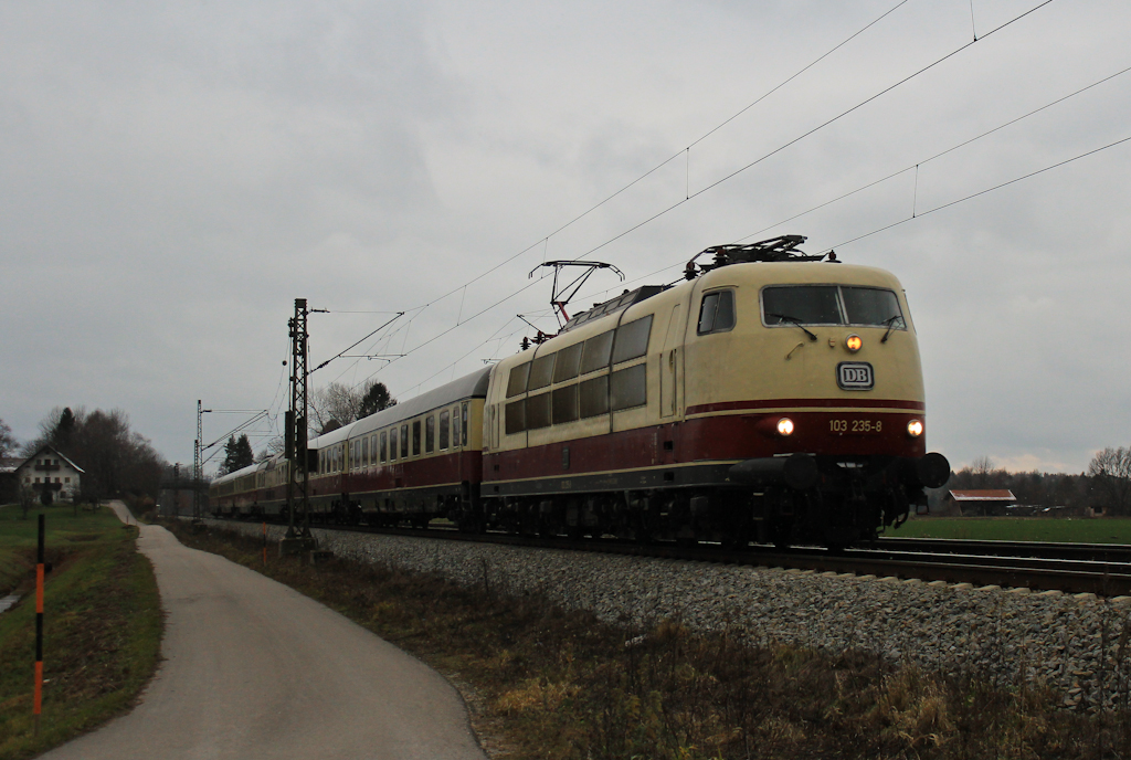 103 235-4 mit einem Rheingold auf dem Weg nach Salzburg. Aufgenommen am 2. Dezember bei bersee.
