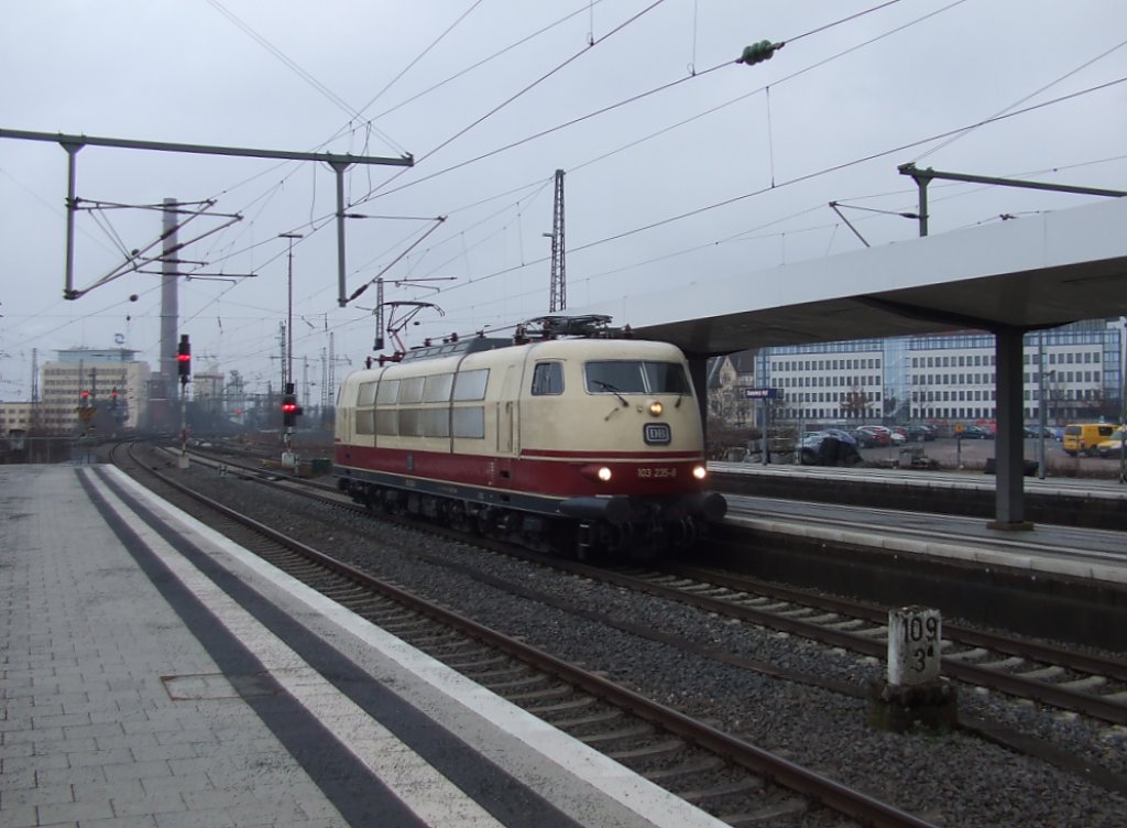 103 235-8 als Lokzug 91323 von Minden nach Kln. Hier fhrt sie gerade durch Bielefeld. 03.02.2011.