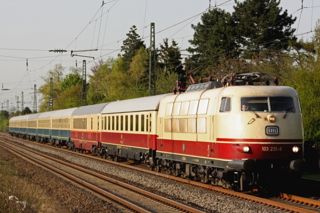 103 235-8 am 10.4.11 mit dem IC 2417 nach Kln Hbf in Dsseldorf-Angermund.