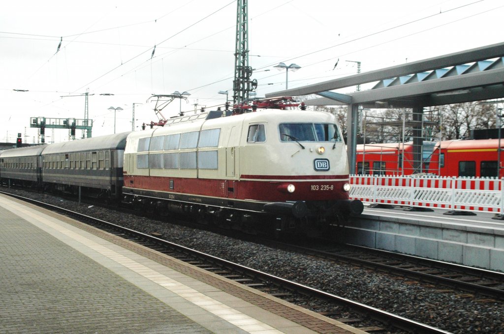 103 235 - 8 am 27.11.2009 vor einem Sonderzug von Mannheim nach Wolfsburg bei der Durchfahrt im Bahnhof Gie�en.