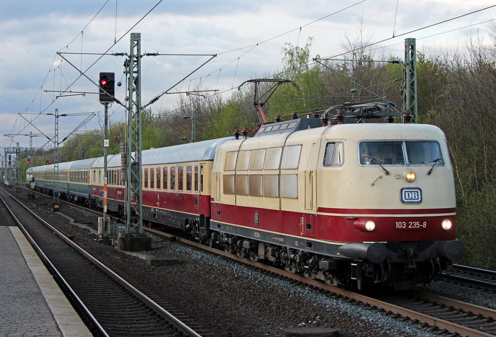 103 235-8 am versp�teten IC2417 in K�ln Stammheim am 22.04.2012
