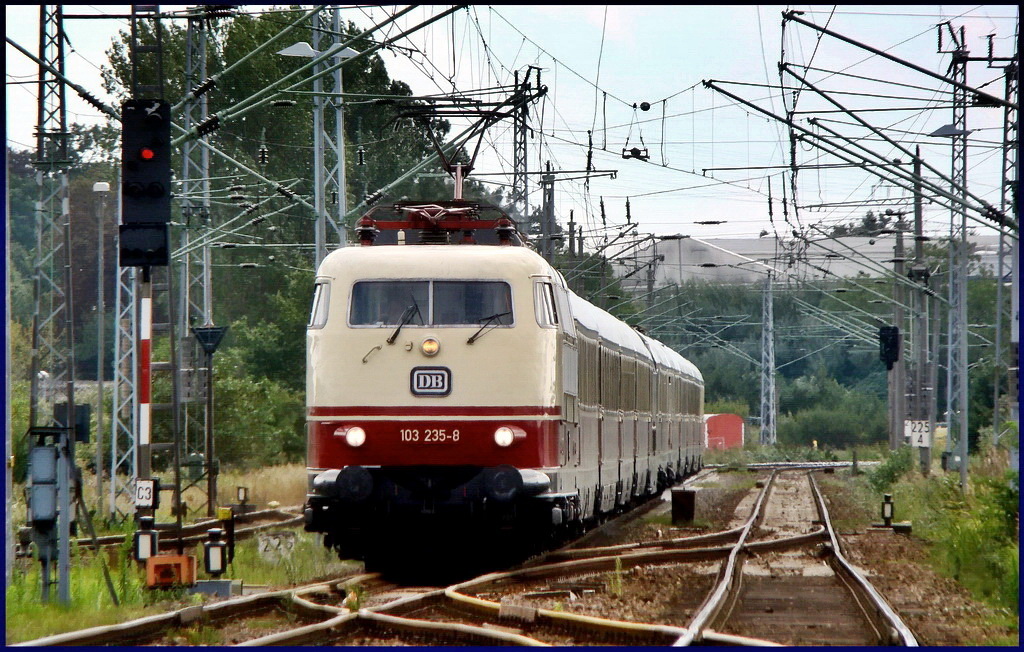 103 235-8 auf dem Rgendamm, unterwegs auf die Insel Rgen. Stralsund am 19.09.10 (und nein, ich stand nicht im Gleis!)