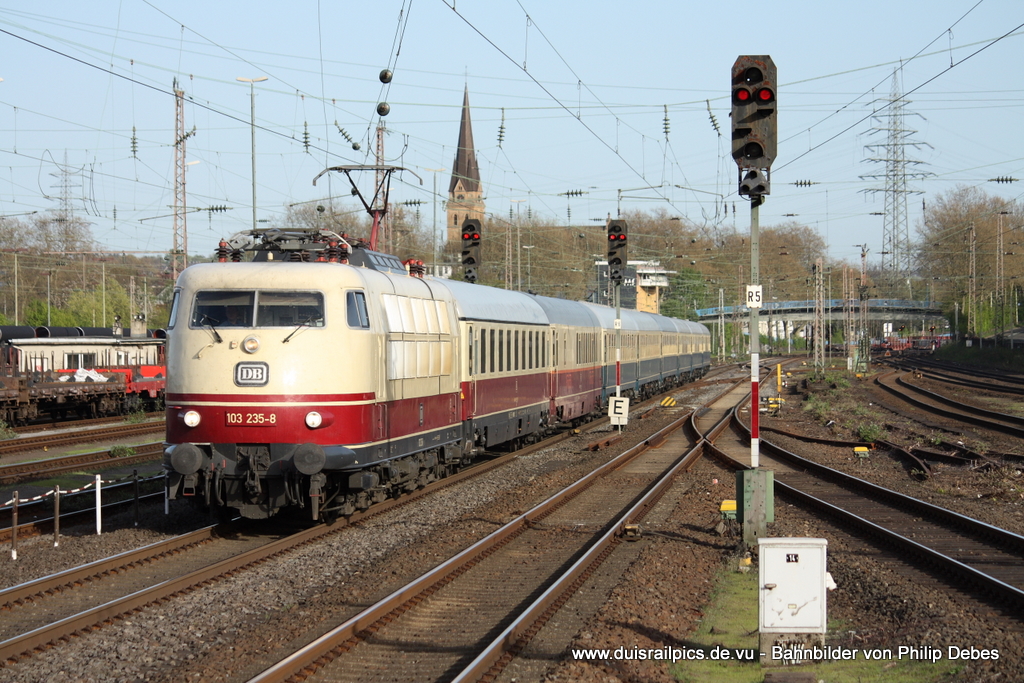 103 235-8 (DB) fhrt am 10. April 2011 um 18:11 Uhr mit dem IC2417 durch Mlheim (Ruhr) Styrum