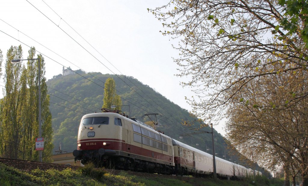 103 235-8 fhrt in der Abendsonne des 25.April 2010 mit dem Sonderzug D 16145 auf der Rckfahrt von Strasshof nach Wien Franz Josefs Bahnhof durch das Wiener Kahlenbergerdorf. 