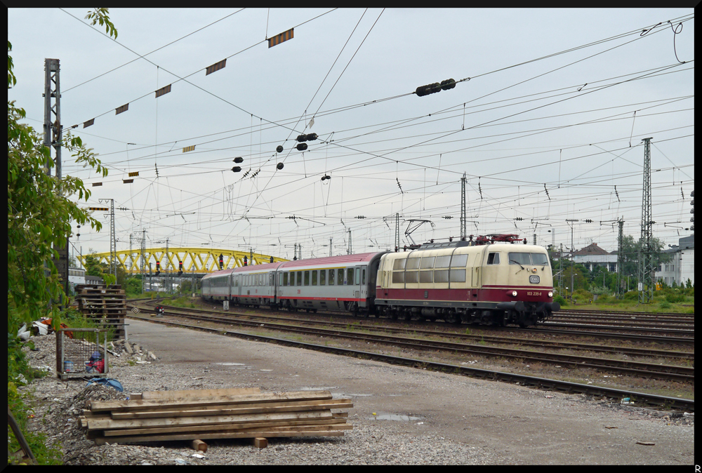 103 235-8 fhrt mit dem IC 118 pnktlich auf die Minute in Mannheim ein. (27.05.2013)