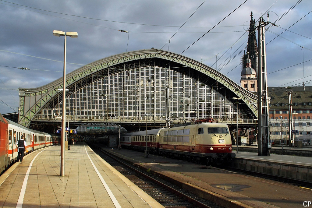 103 235-8 hat am 14.8.2011 mit dem IC 2406 aus Flensburg den Endbahnhof Köln Hbf erreicht.