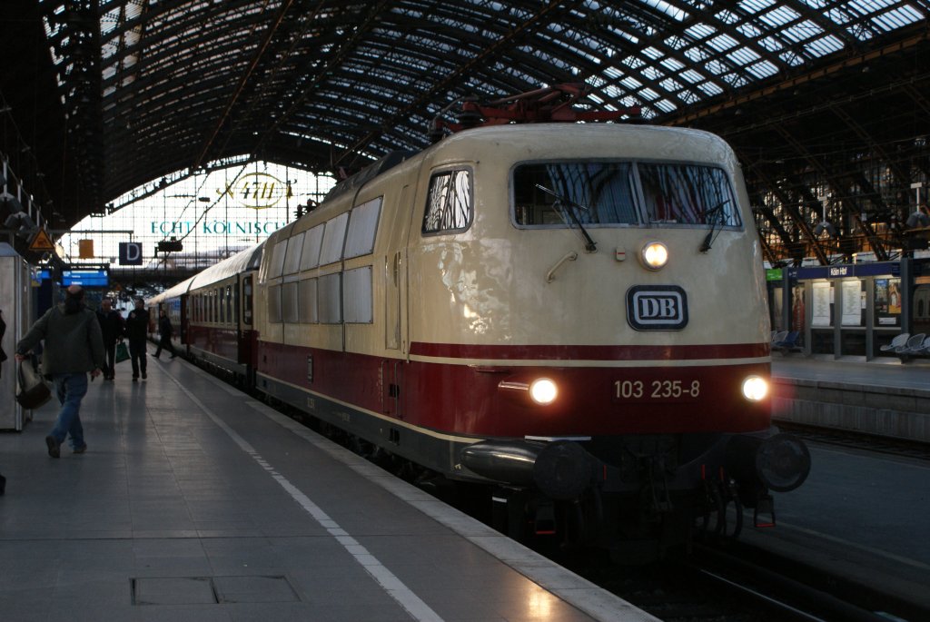 103 235-8 mit dem IC 91300 von Dortmund nach Trier in Kln Hbf am 05.04.2010