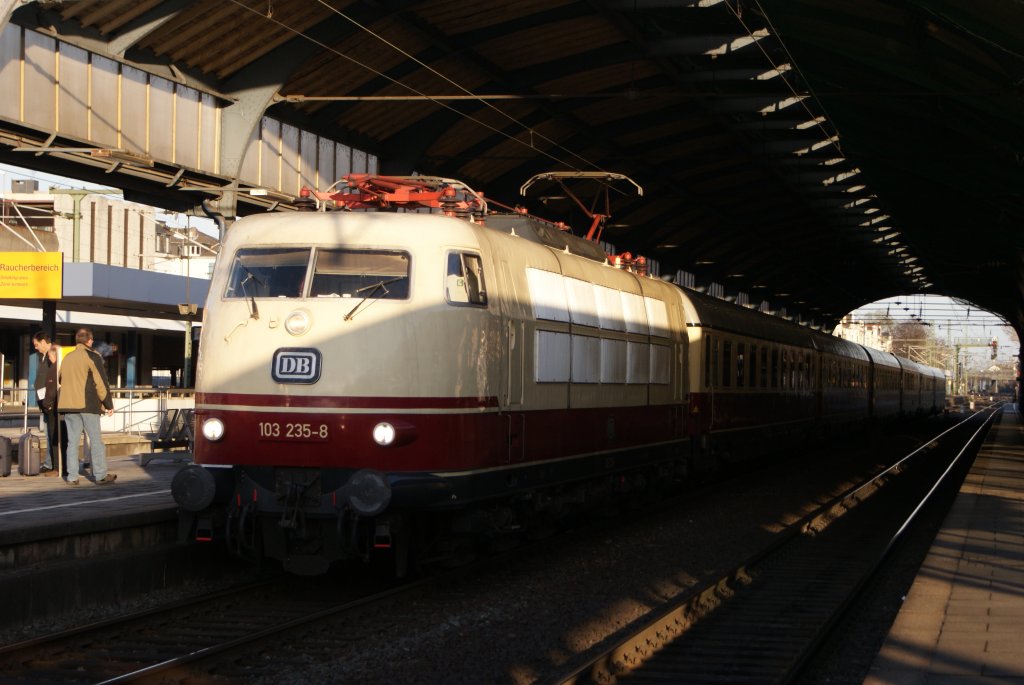 103 235-8 mit dem IC 91300 von Dortmund nach Trier in Bonn Hbf am 05.04.2010