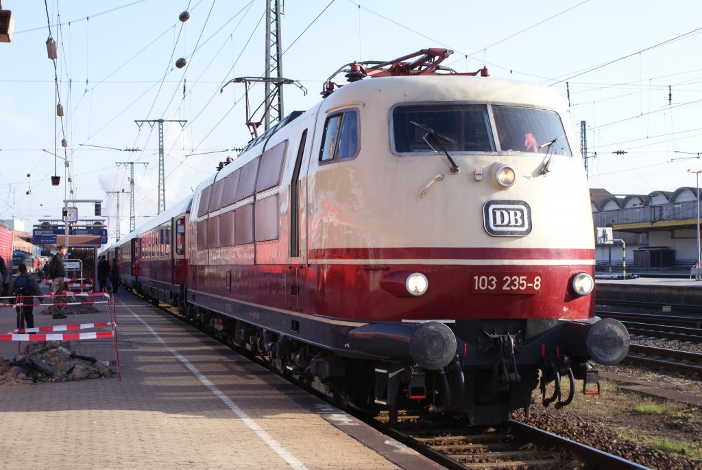 103 235-8 mit dem IC 91300 von Dortmund nach Trier in Koblenz Hbf am 05.04.2010